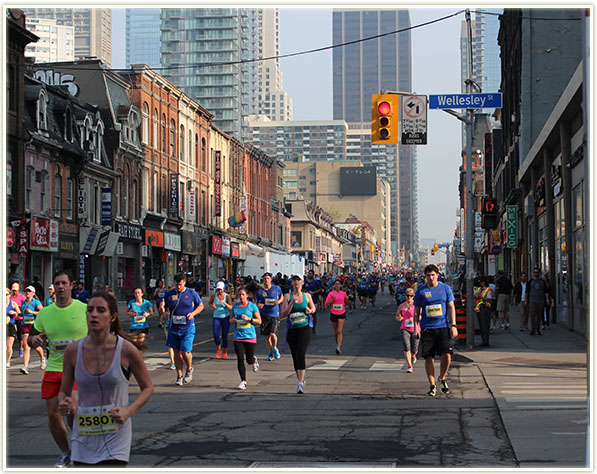 Sporting Life 10k – looking up Yonge Street at Wellesley